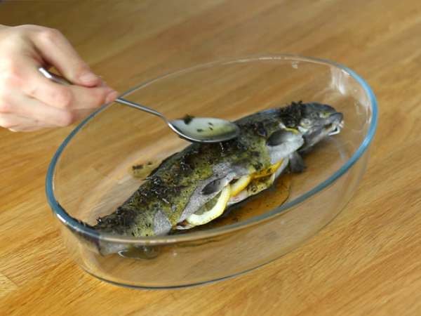 V pečici pečena postrv s timijanom in oljčnim oljem - Priprava korak 4