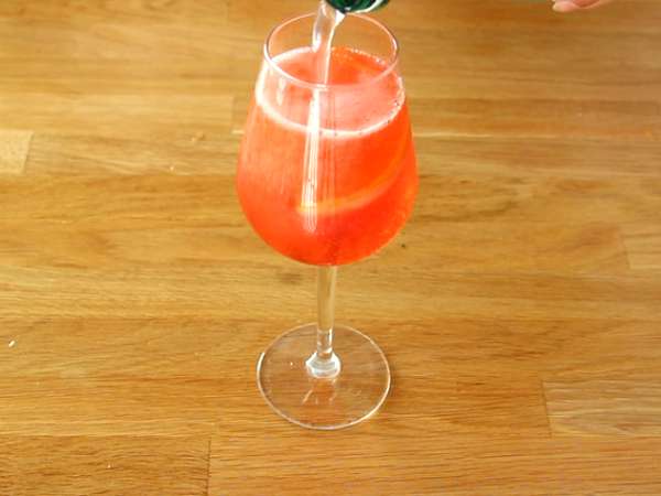 Spritz, znameniti italijanski koktajl z Aperolom - Priprava korak 3