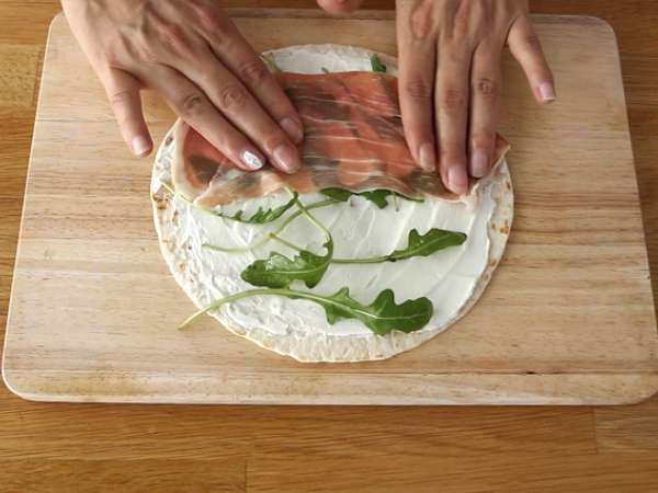 Aperitivni zavitki s suhim pršutom in rukolo - Priprava korak 2