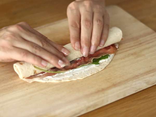 Aperitivni zavitki s suhim pršutom in rukolo - Priprava korak 3