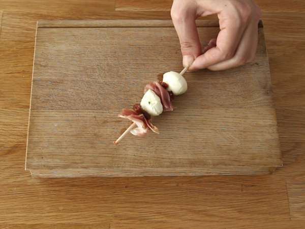 Aperitivni kebab iz mocarele, suhe šunke in sušenega paradižnika - Priprava korak 3