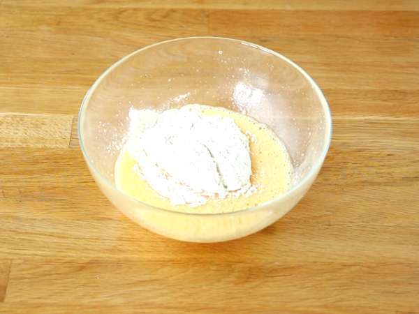 Brownie z belo čokolado in rdečim sadjem (Blondie) - Priprava korak 1