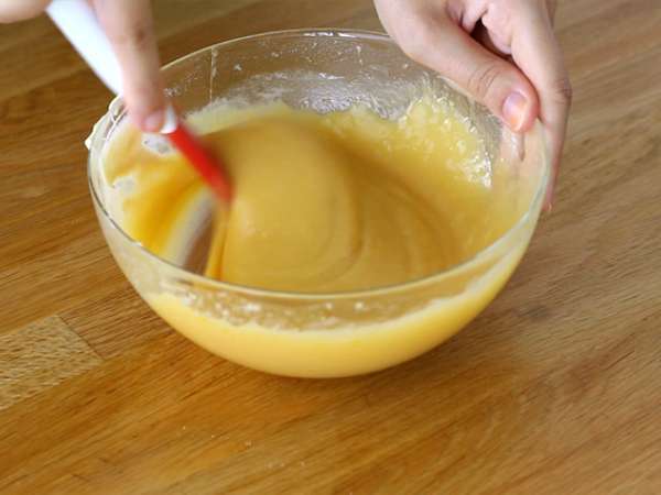 Brownie z belo čokolado in rdečim sadjem (Blondie) - Priprava korak 2