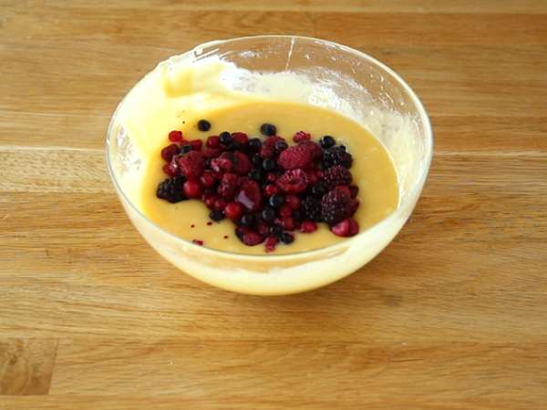 Brownie z belo čokolado in rdečim sadjem (Blondie) - Priprava korak 3