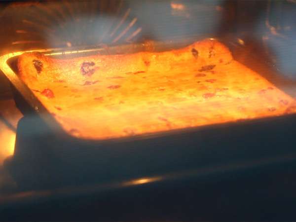 Brownie z belo čokolado in rdečim sadjem (Blondie) - Priprava korak 4