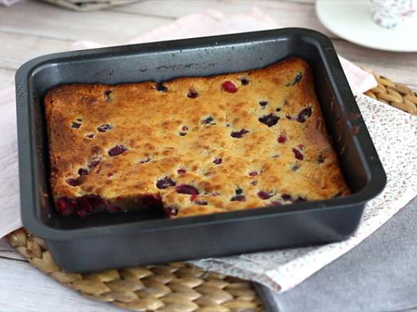 Brownie z belo čokolado in rdečim sadjem (Blondie) - Priprava korak 5