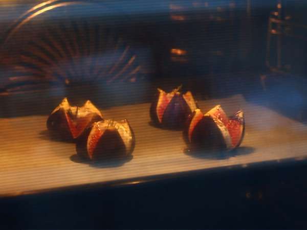 Pražene fige z medenim kozjim sirom - Priprava korak 4