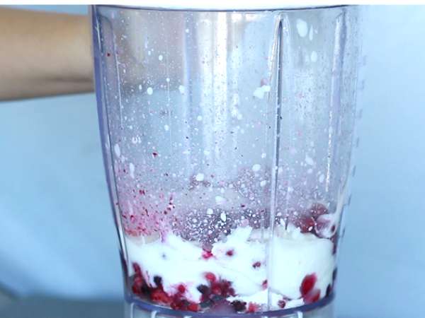 Lassi iz rdečega sadja - Priprava korak 1