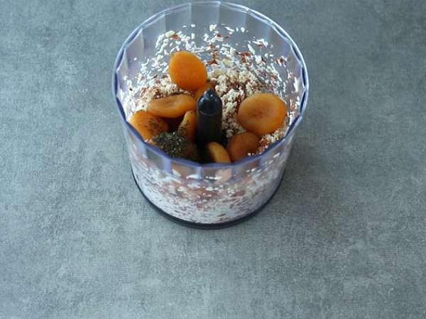 Energijske kroglice z marelicami, zelenim čajem in kokosom - Priprava korak 2