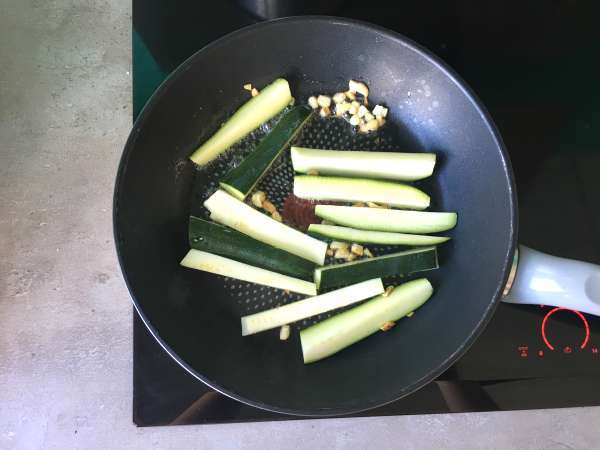 Bučke z limono in feta sirom - Priprava korak 2