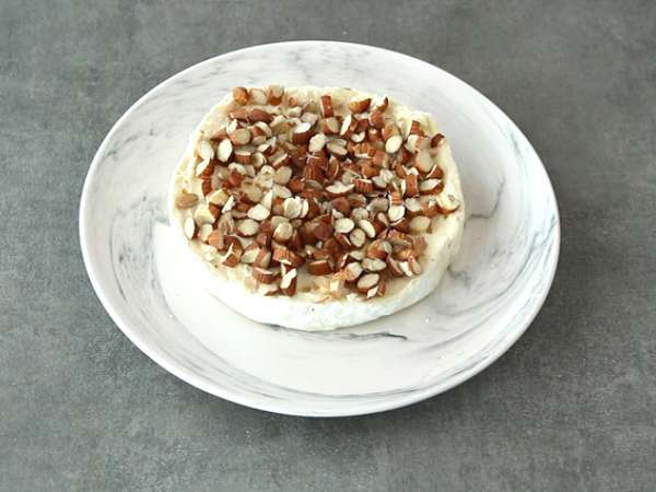 Brie z mareličnim in mandljevim nadevom - Priprava korak 2