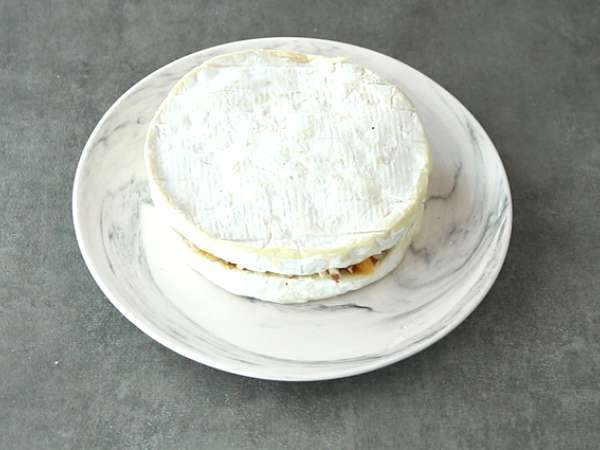 Brie z mareličnim in mandljevim nadevom - Priprava korak 4