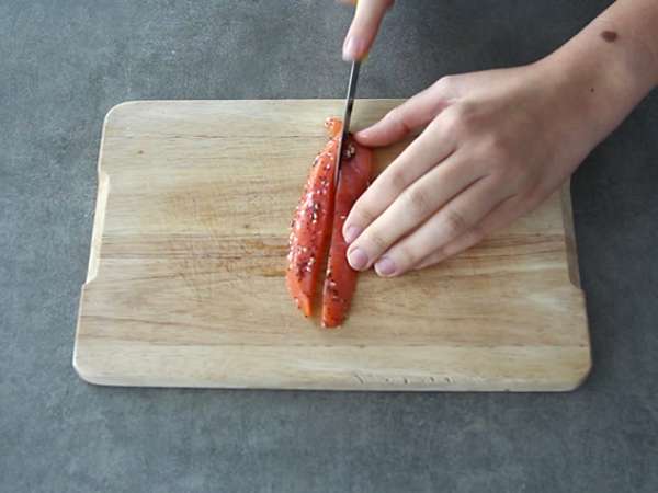 Makis z dimljenim lososom in avokadom - Priprava korak 5