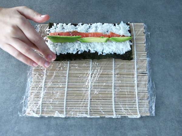 Makis z dimljenim lososom in avokadom - Priprava korak 7