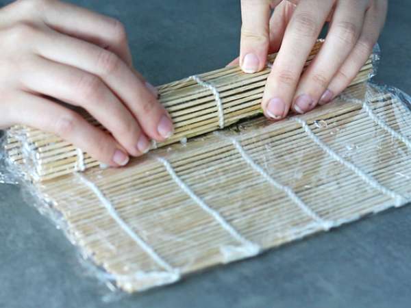 Makis z dimljenim lososom in avokadom - Priprava korak 8