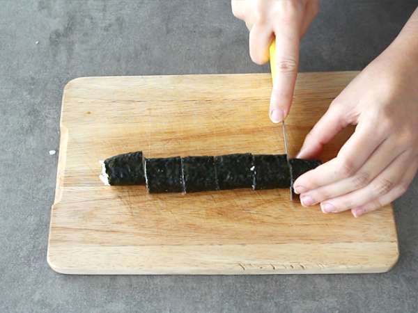 Makis z dimljenim lososom in avokadom - Priprava korak 9