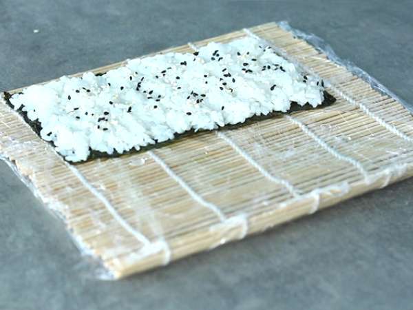 Makis z dimljenim lososom in avokadom - Priprava korak 10