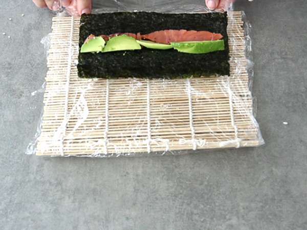 Makis z dimljenim lososom in avokadom - Priprava korak 11