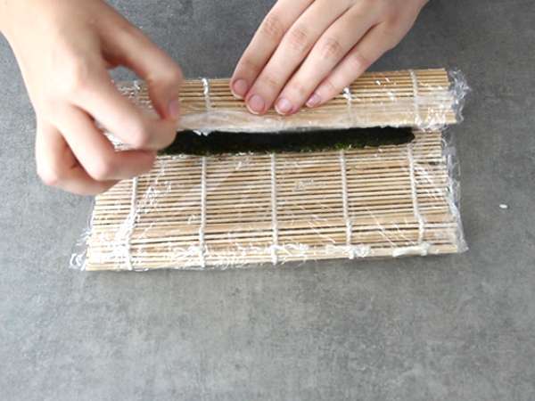 Makis z dimljenim lososom in avokadom - Priprava korak 12