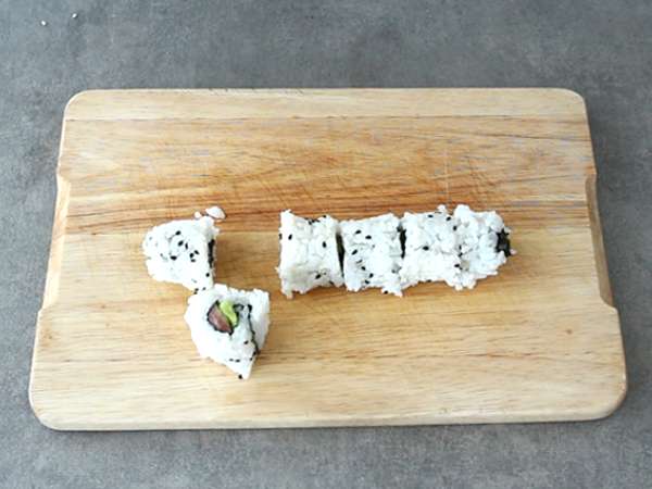 Makis z dimljenim lososom in avokadom - Priprava korak 13