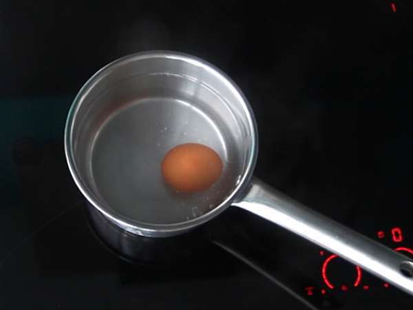 Mehko kuhana jajca s kaviarjem - Priprava korak 1