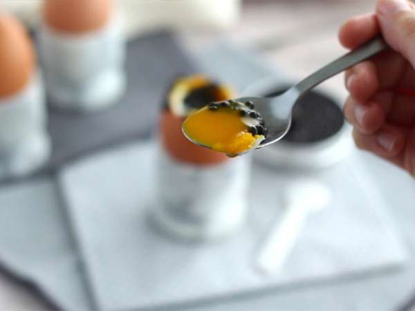 Mehko kuhana jajca s kaviarjem - Priprava korak 3
