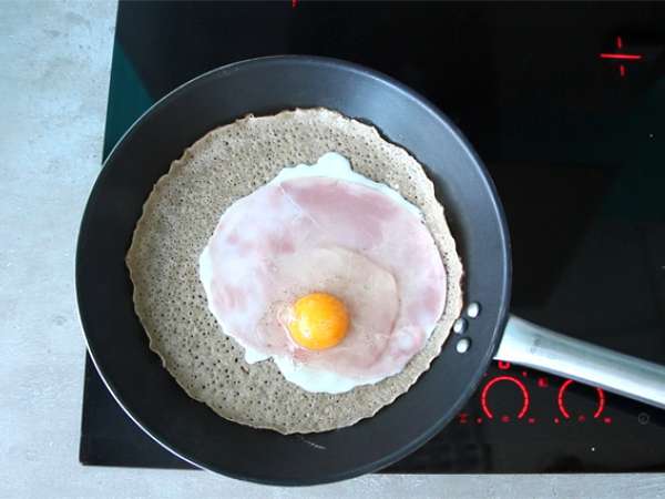 Polnozrnate ajdove palačinke s šunko, sirom in jajcem - Priprava korak 2