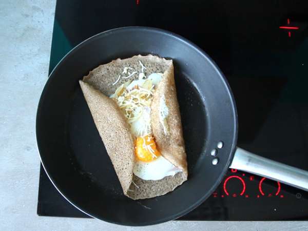 Polnozrnate ajdove palačinke s šunko, sirom in jajcem - Priprava korak 3