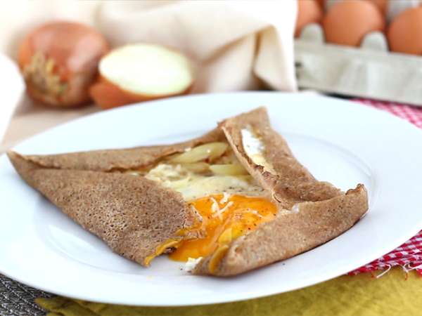 Polnozrnate ajdove palačinke s šunko, sirom in jajcem - Priprava korak 4