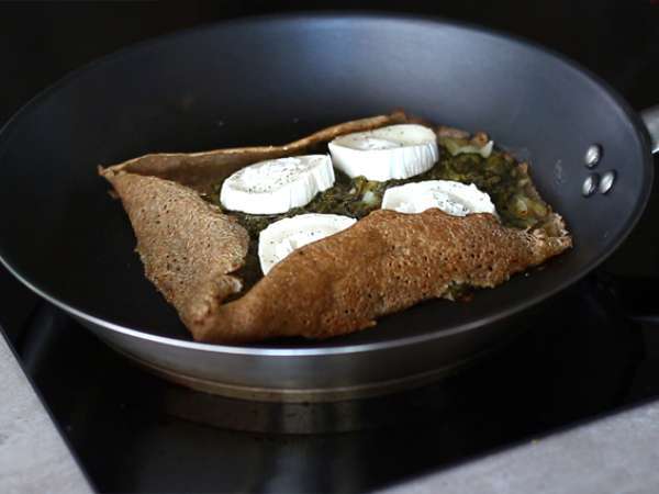 Ajdova palačinka s špinačo, šunko in kozjim sirom - Priprava korak 3