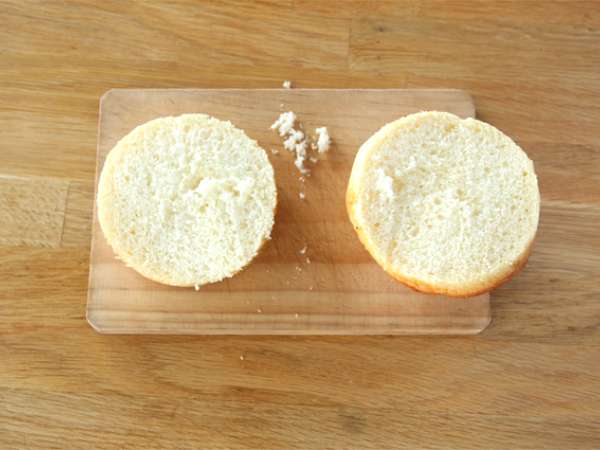 burger po italijansko: omaka pesto, suhi paradižniki, mocarela - Priprava korak 1