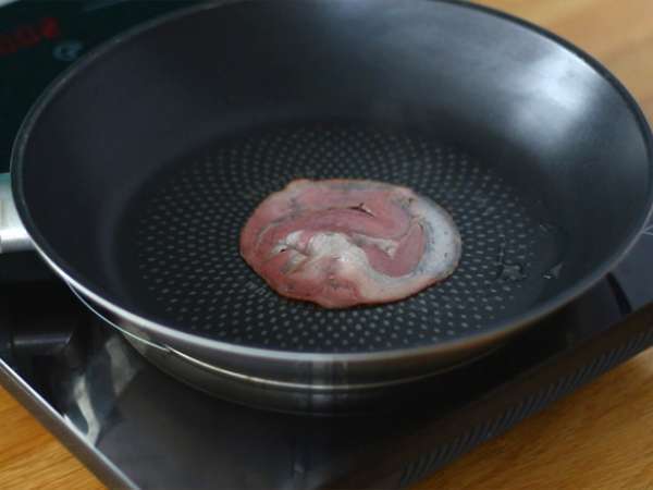 burger po italijansko: omaka pesto, suhi paradižniki, mocarela - Priprava korak 3