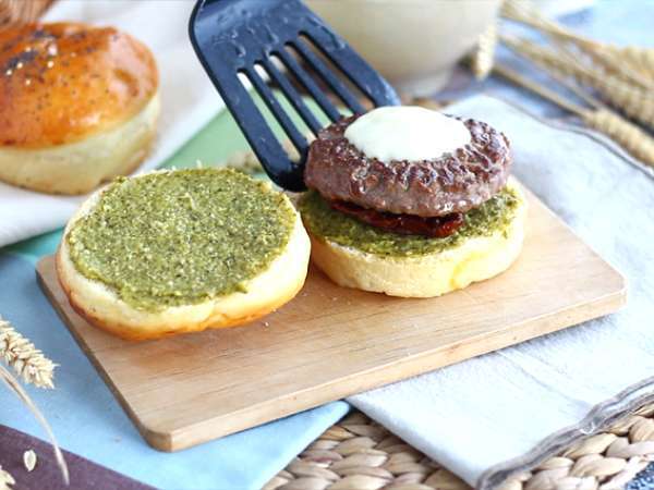 burger po italijansko: omaka pesto, suhi paradižniki, mocarela - Priprava korak 4