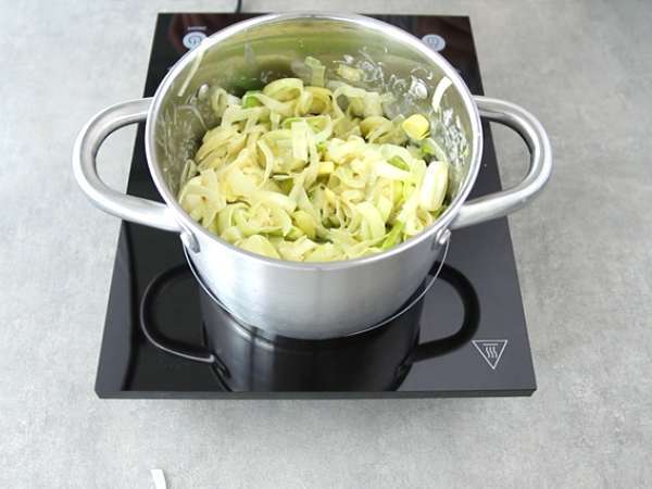 Juha iz pora, kokosovega mleka in karija - Priprava korak 2