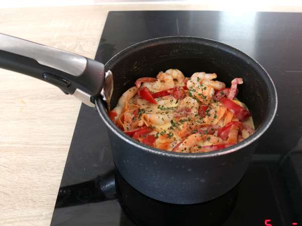 Tajske testenine (rezanci s kokosovo kremo, kozicami in zelenjavo) - Priprava korak 2