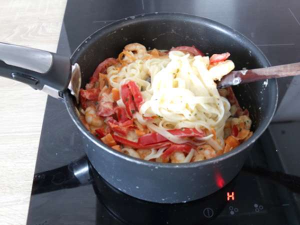 Tajske testenine (rezanci s kokosovo kremo, kozicami in zelenjavo) - Priprava korak 3