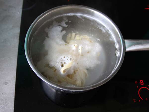 Tagliatelle z dimljenim lososom in koprom - Priprava korak 1