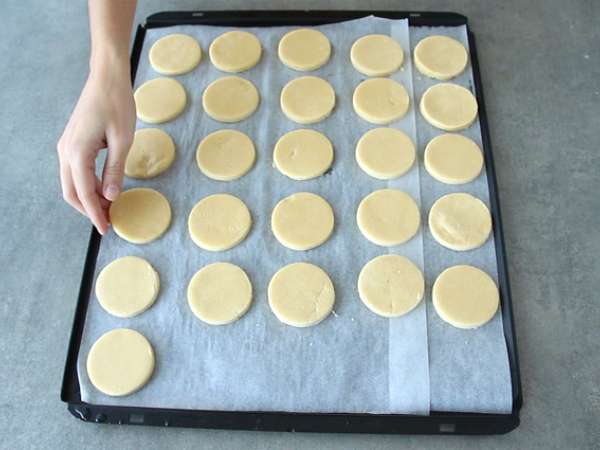 Alfajores - argentinski kruhki z mlečno marmelado in kokosom - Priprava korak 5