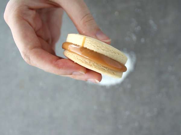 Alfajores - argentinski kruhki z mlečno marmelado in kokosom - Priprava korak 6