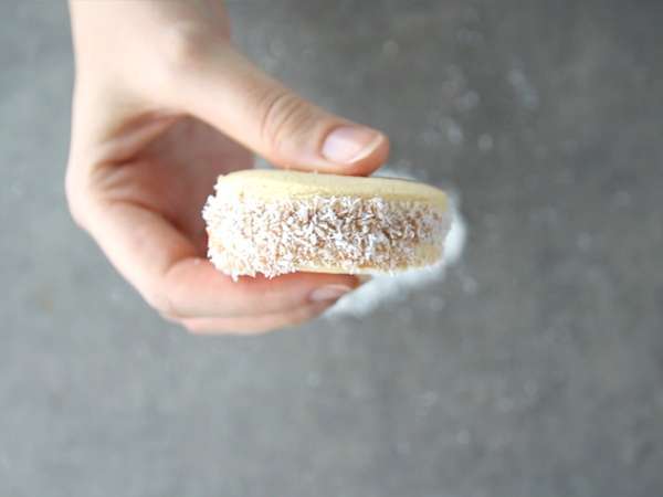 Alfajores - argentinski kruhki z mlečno marmelado in kokosom - Priprava korak 7