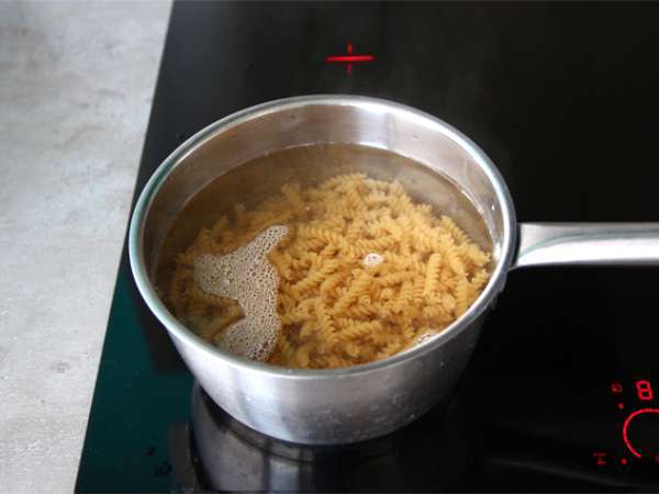 Enostavne testenine s tuno - Priprava korak 1