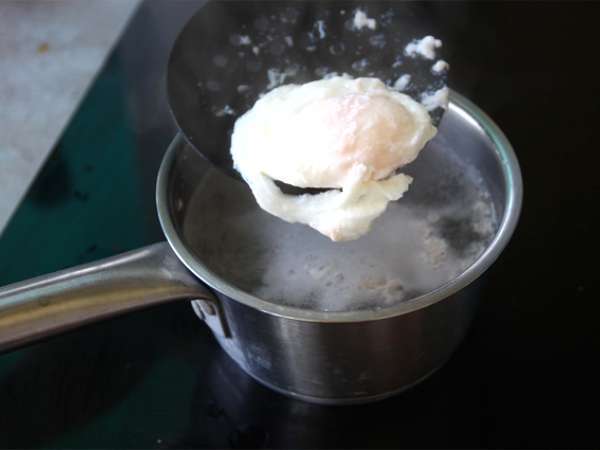 Avokadov toast s poširanim jajcem - Priprava korak 2