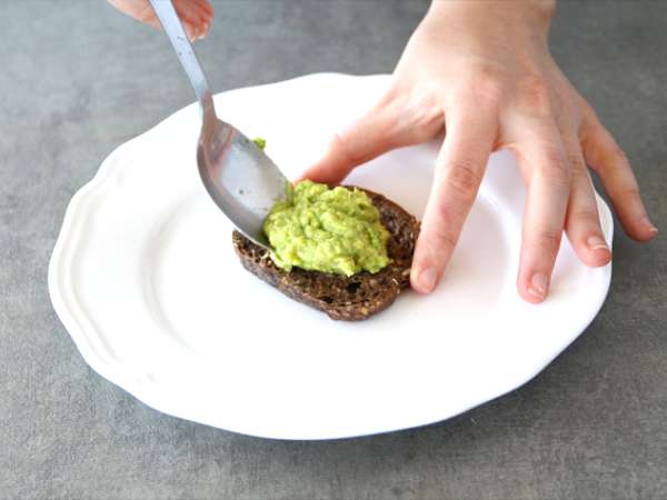 Avokadov toast s poširanim jajcem - Priprava korak 3