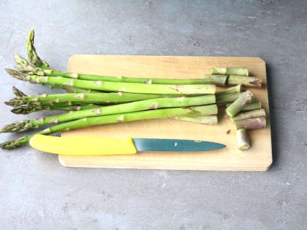 Šparglji z omako mousseline - Priprava korak 1