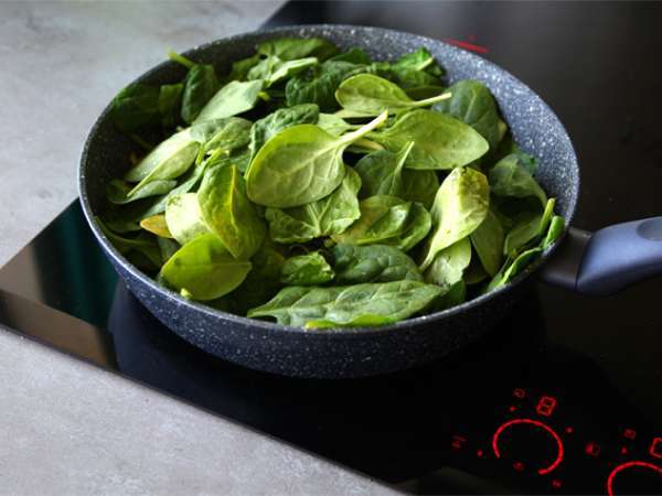 Kremna špinača in jajca - Priprava korak 1