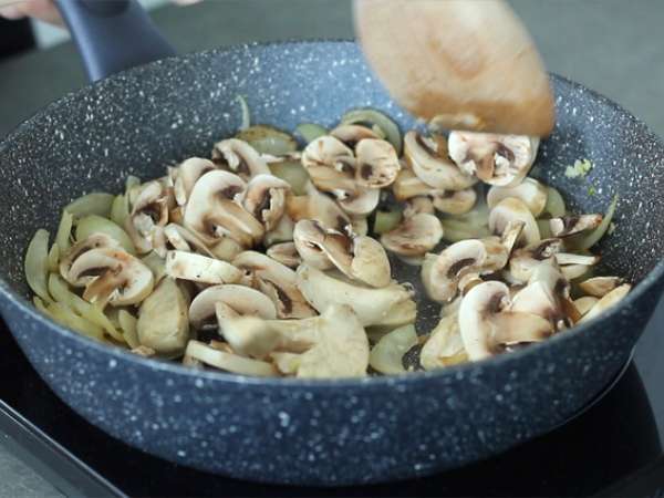 Kremni piščanec z gobami - Priprava korak 2