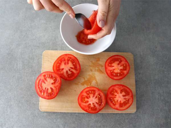 Paradižnik, polnjen s tuno, fromage frais in olivami - Priprava korak 1