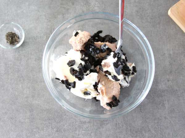 Paradižnik, polnjen s tuno, fromage frais in olivami - Priprava korak 2