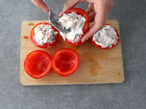 Paradižnik, polnjen s tuno, fromage frais in olivami - Priprava korak 3