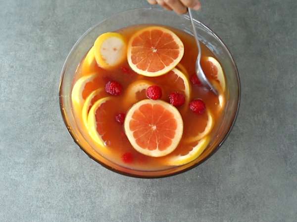 Roza sangrija z rožnatim vinom - Priprava korak 2